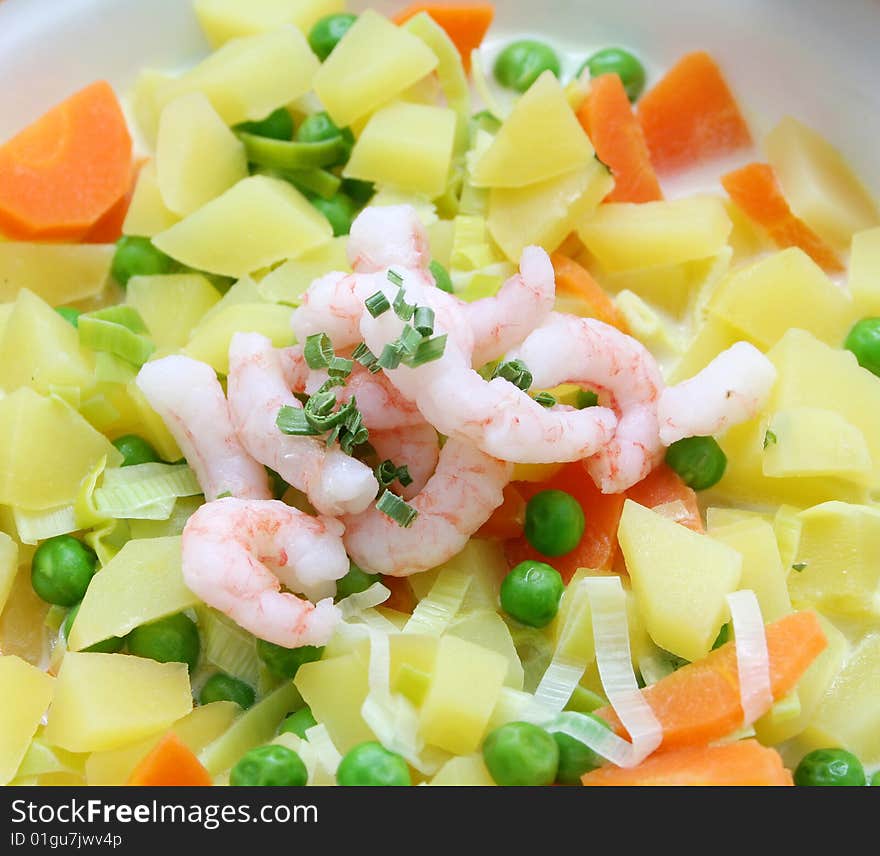 A fresh stew of potatoes, carrots and prawns