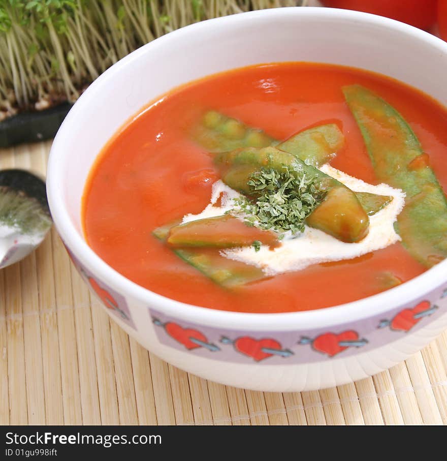 A fresh soup of tomatoes with green beans