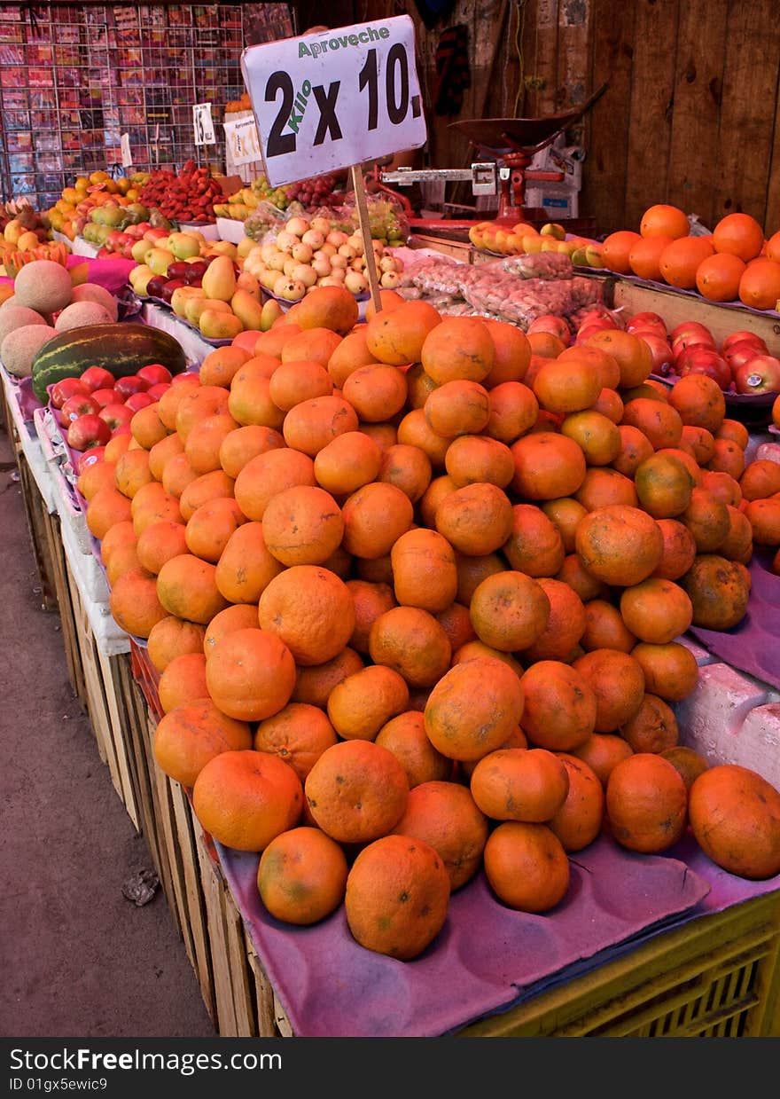 Un puesto de fruta en un mercado al aire libre. Un puesto de fruta en un mercado al aire libre