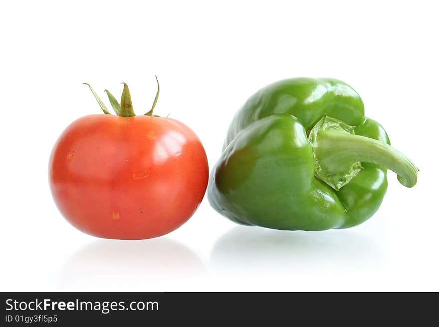 Fresh tomato and pepper on white background。