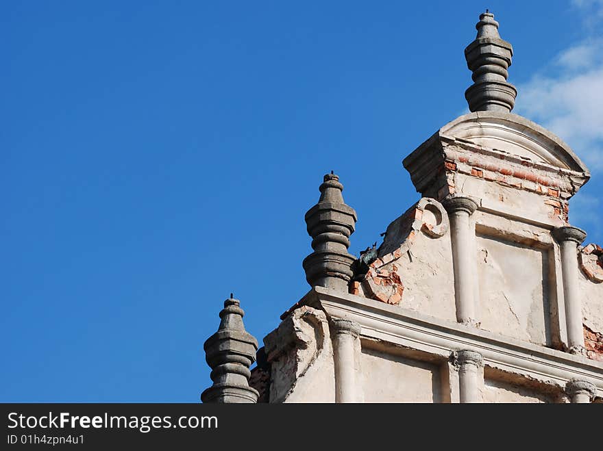 Ancient building with pillars in the background of the blue sky