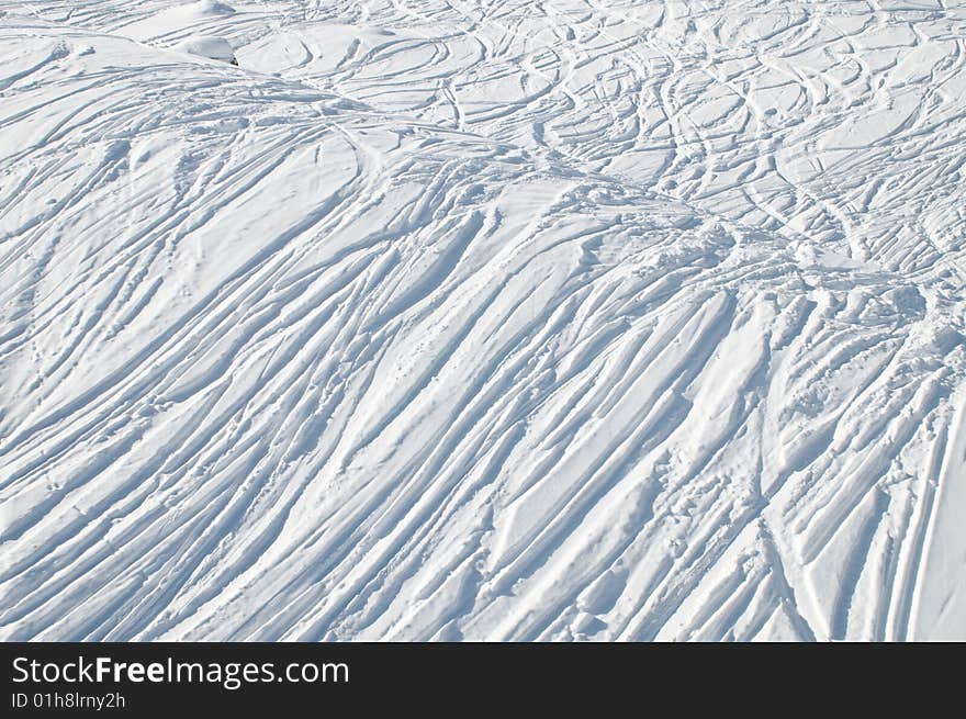 Uncountable tracks in snow