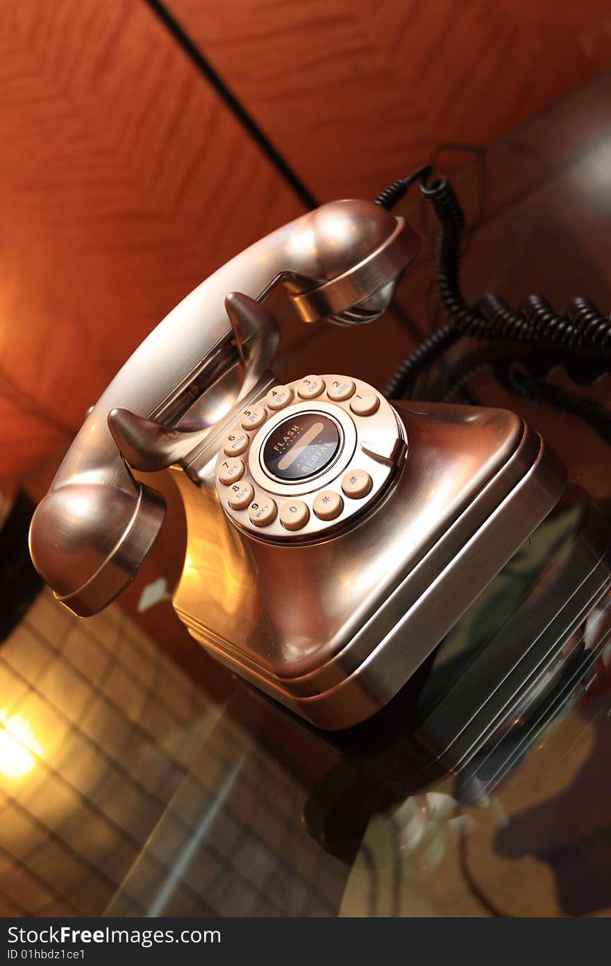 The metallic telephone