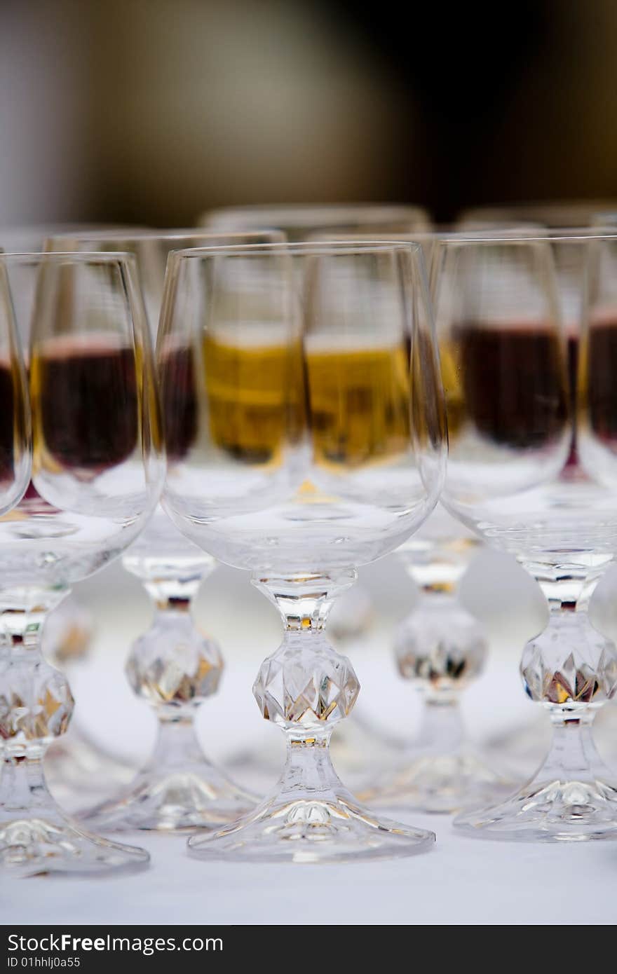 Row of wineglasses with red and yellow wine