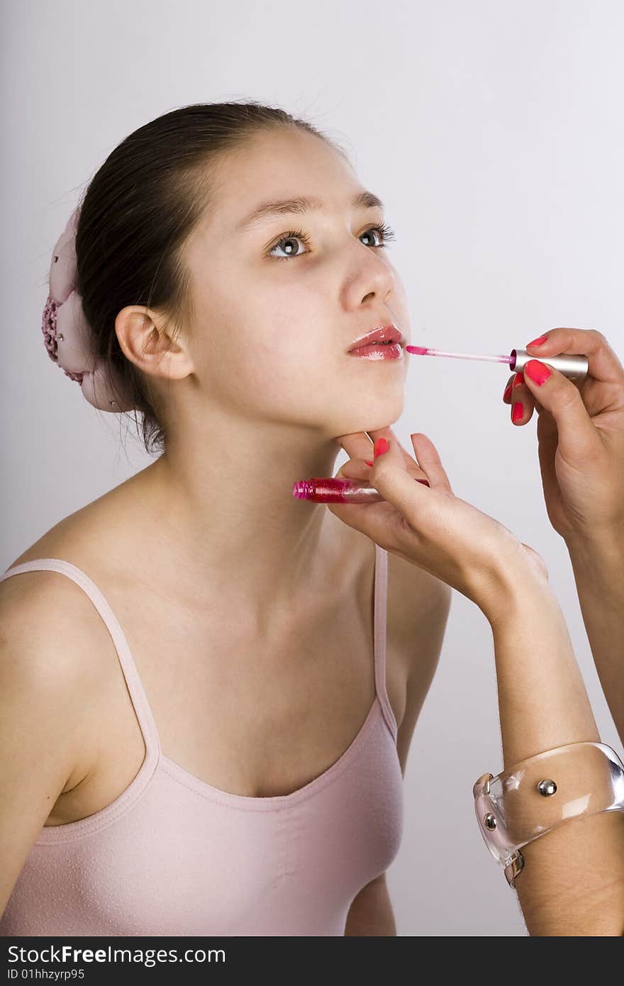 Young model takes make up from artist