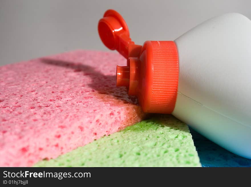 Dishwashing liquid with multicolor sponges