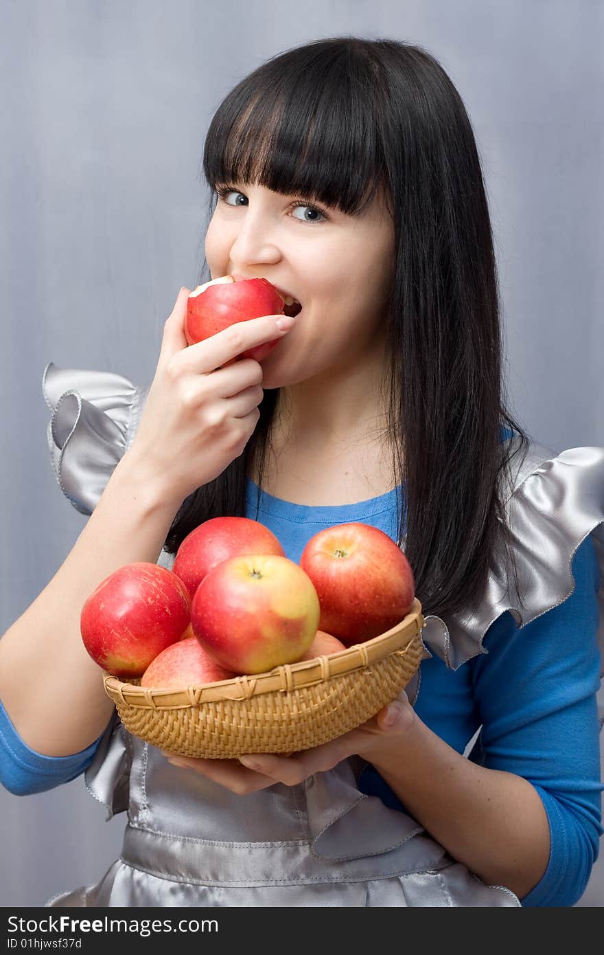 Young woman eating an apple