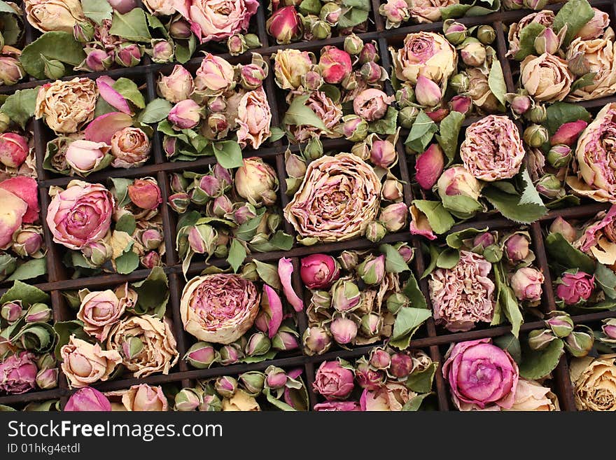 Dried roses in a wooden box