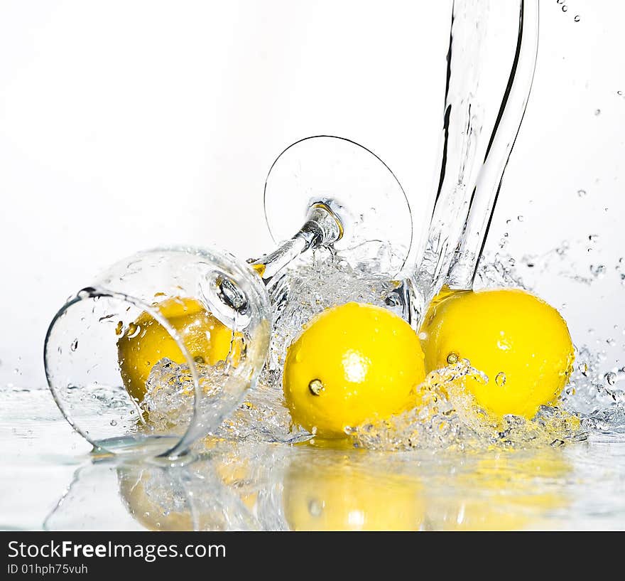 Lemon with spray water.  Creativ splashing. Lemon with spray water.  Creativ splashing