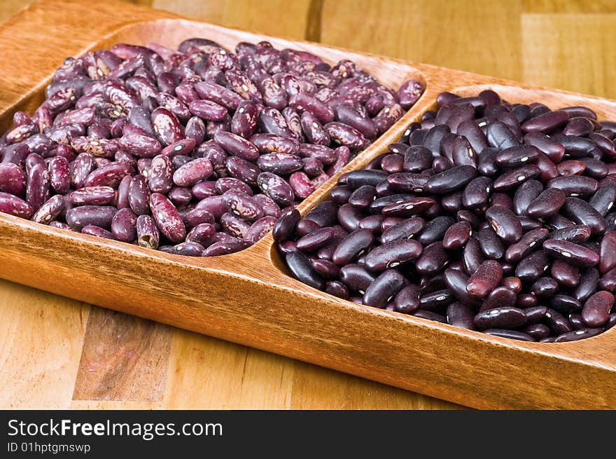 Kidney beans in wooden dish