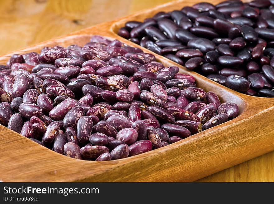 Kidney beans in wooden dish