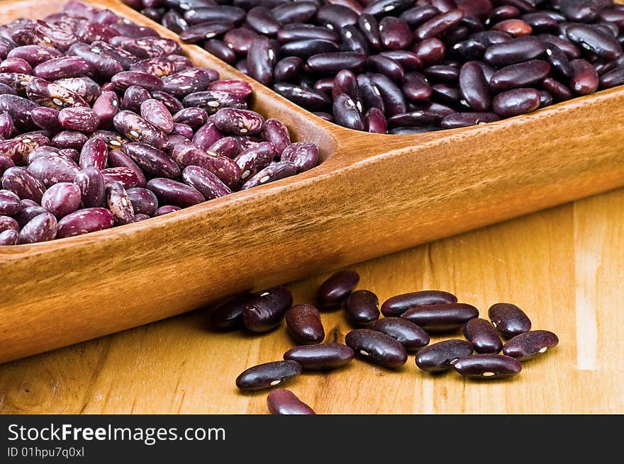 Kidney beans in wooden dish