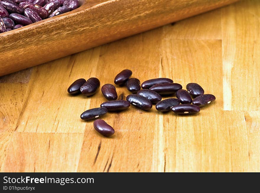 Kidney beans in wooden dish