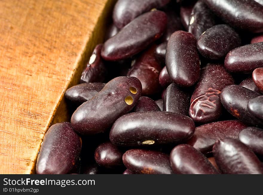 Kidney beans in wooden dish