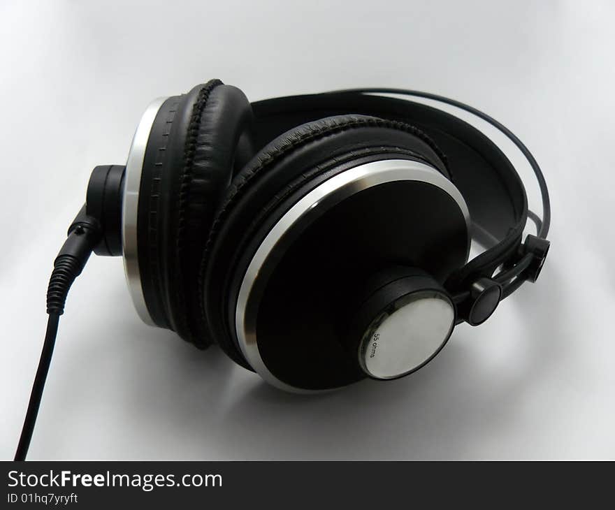 Professional headphones for monitoring audio