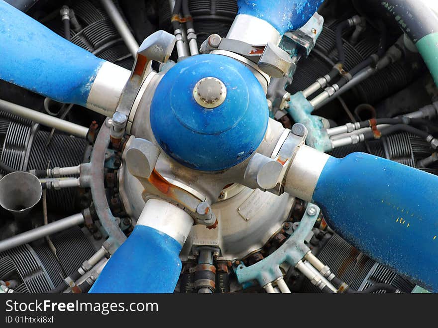 A photo of a propeller aircraft engine. A photo of a propeller aircraft engine