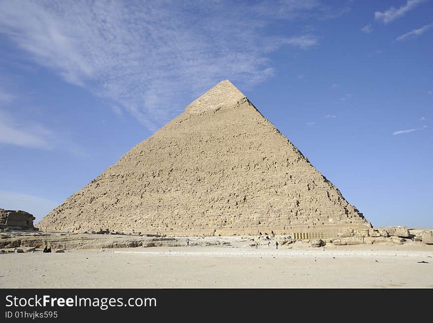 The last king to have built a pyramid at Giza was Mykerinos, the son of Khefren. The last king to have built a pyramid at Giza was Mykerinos, the son of Khefren.