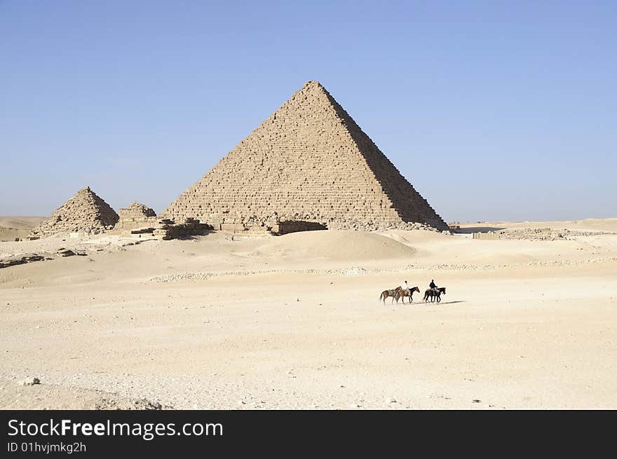 The last king to have built a pyramid at Giza was Mykerinos, the son of Khefren. The last king to have built a pyramid at Giza was Mykerinos, the son of Khefren.