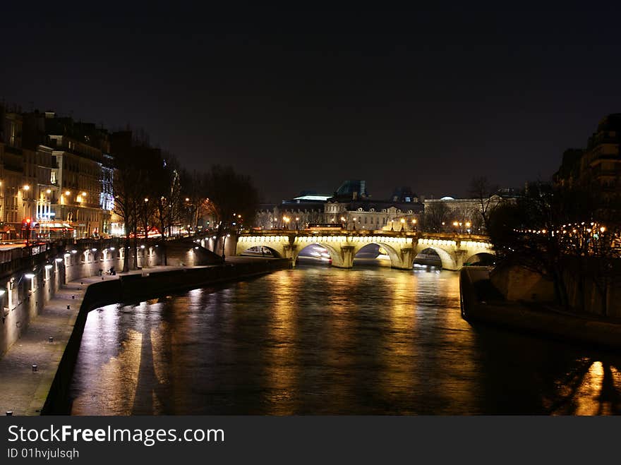 The siene river in paris at night