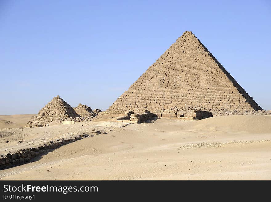 The last king to have built a pyramid at Giza was Mykerinos. The last king to have built a pyramid at Giza was Mykerinos