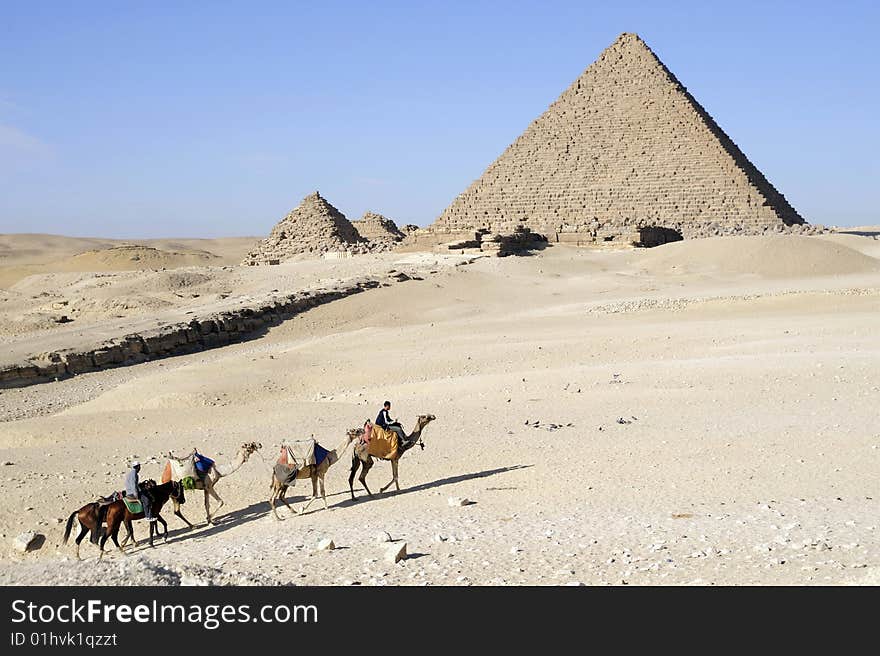 The last king to have built a pyramid at Giza was Mykerinos, the son of Khefren. The last king to have built a pyramid at Giza was Mykerinos, the son of Khefren.