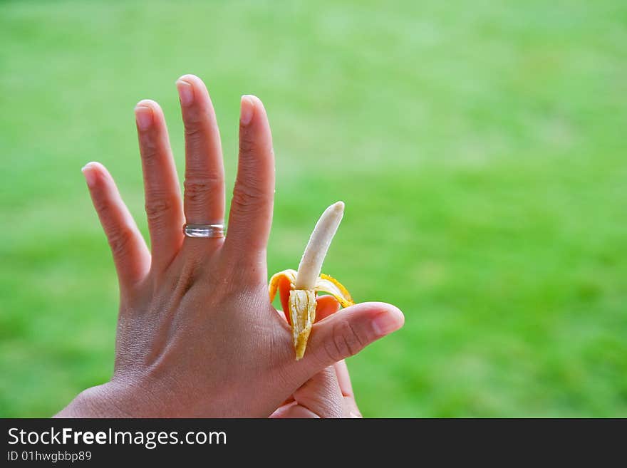 Comparison of a miniature banana fruit with the fingers of a hand