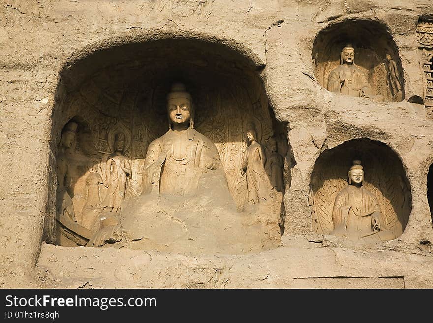 　　yungang caves, one of china's four most famous buddhist caves art treasure houses, is located about sixteen kilometers west of datong, shanxi province.