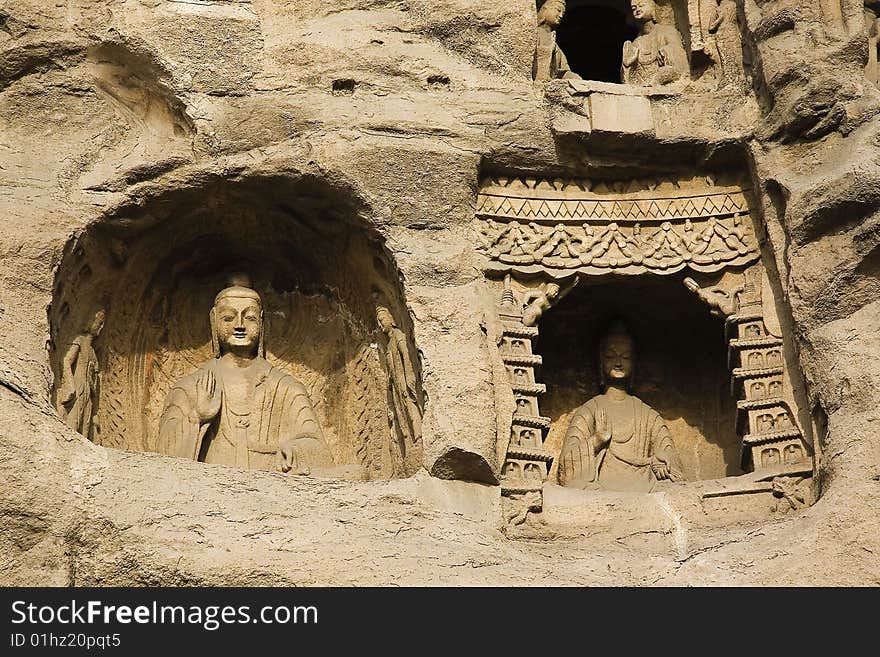 　　yungang caves, one of china's four most famous buddhist caves art treasure houses, is located about sixteen kilometers west of datong, shanxi province.