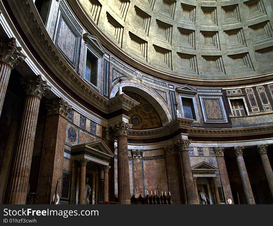 This shot was made on a sunny day in Pantheon, Roma. This shot was made on a sunny day in Pantheon, Roma.