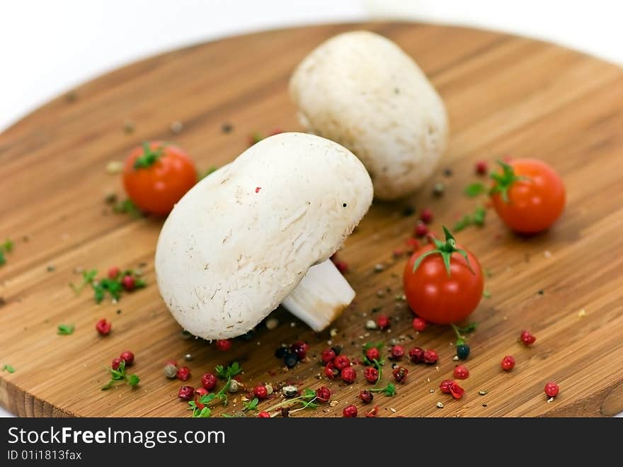 white and brown mushrooms - raw