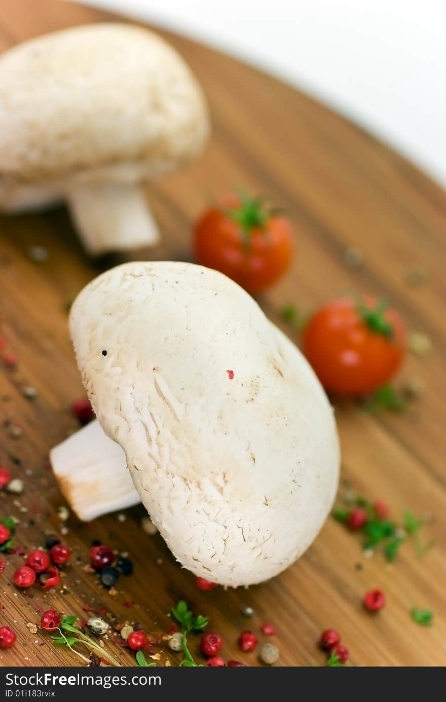 White And Brown Mushrooms - Raw