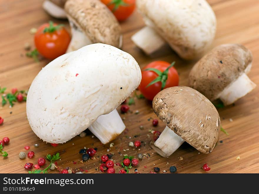 White and brown mushrooms - raw