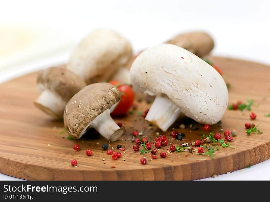 White And Brown Mushrooms - Raw