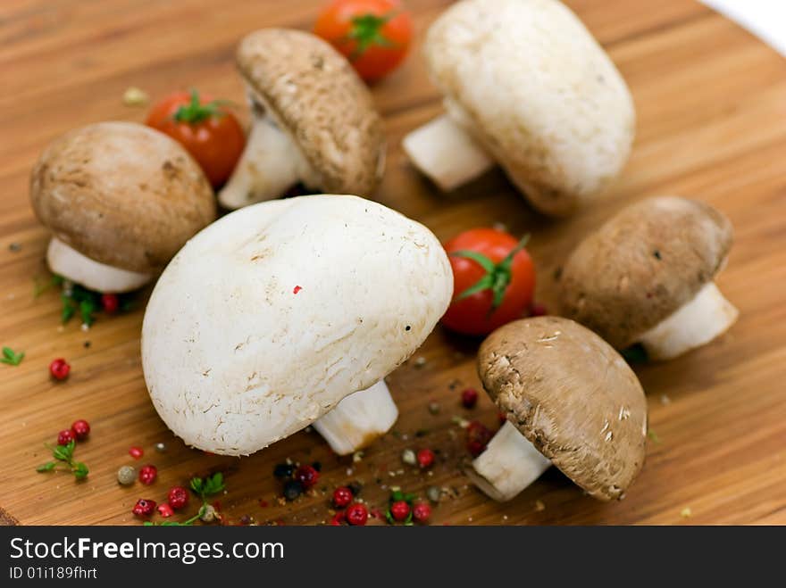 White and brown mushrooms - raw