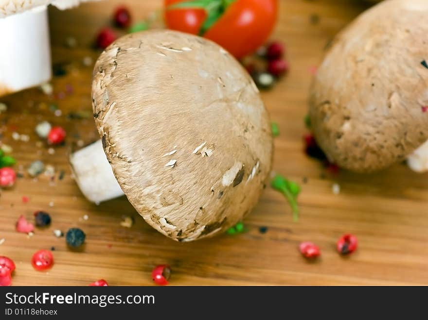 White and brown mushrooms - raw