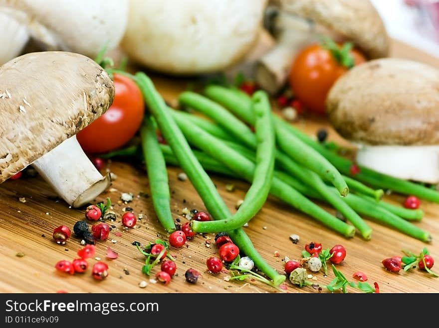 White and brown mushrooms - raw