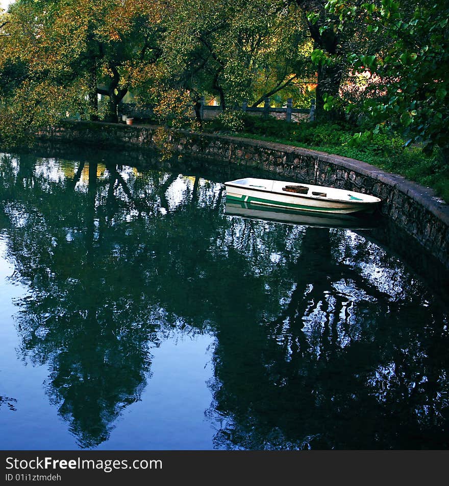 It is a boat  in lake. It is a boat  in lake