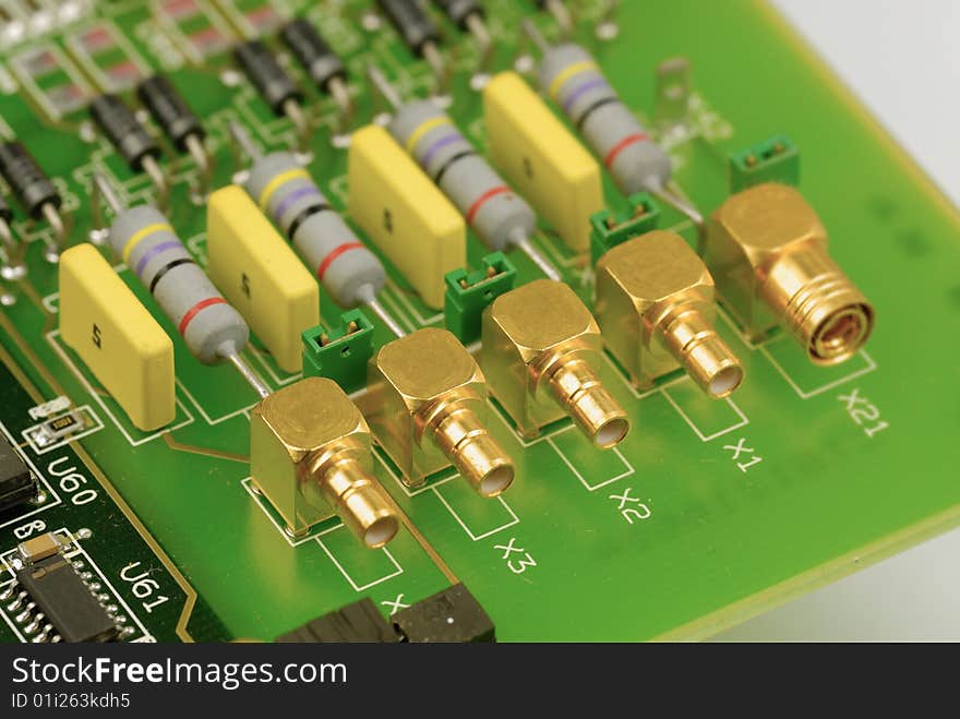 Coaxial cable connector on PCB