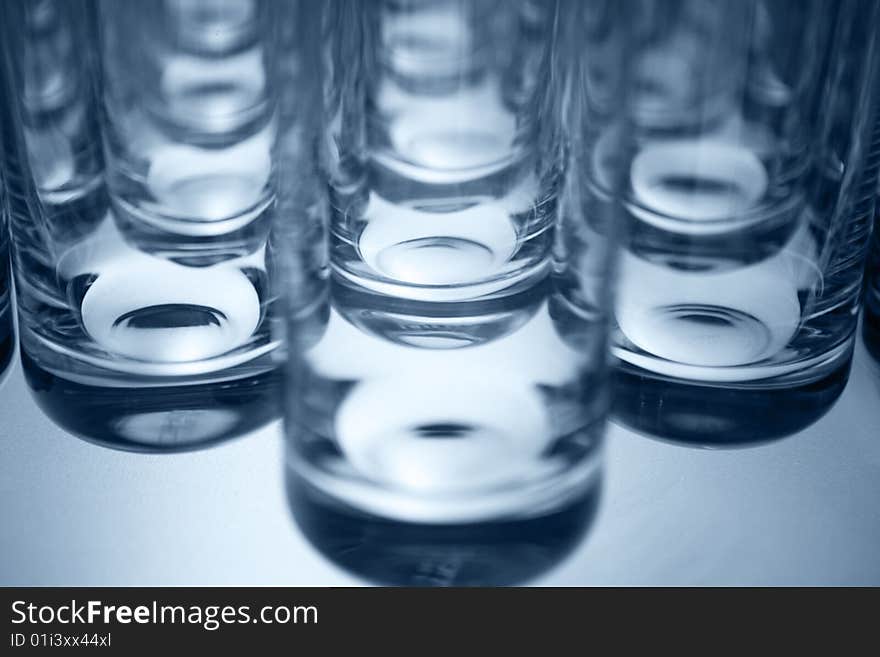 Empty glasses is orderly on a white lamp box