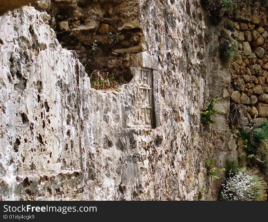 This is the walls of the fort which is in the middle of the hill with sign -arabian . This is the walls of the fort which is in the middle of the hill with sign -arabian .