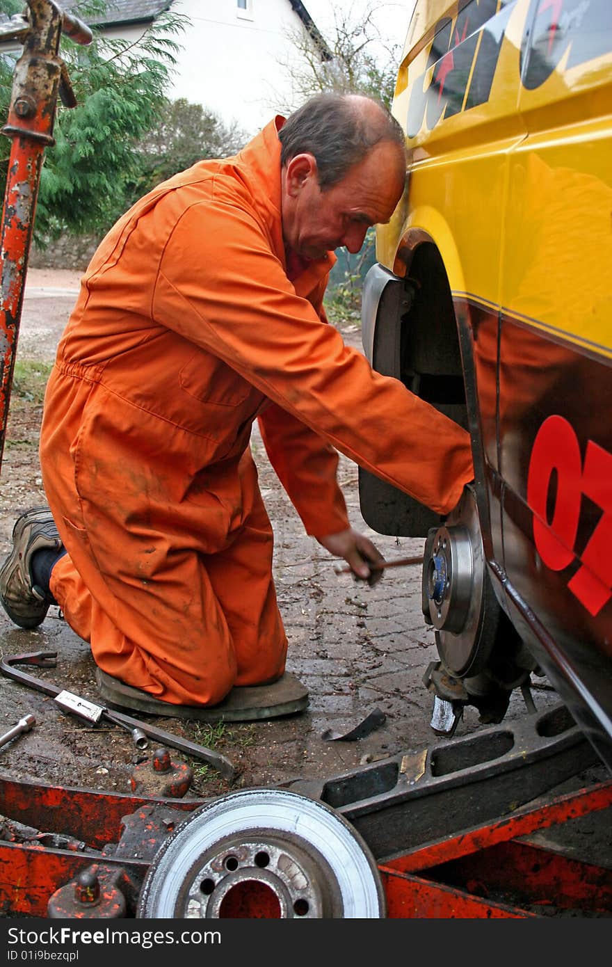 Engineer changing brake disc