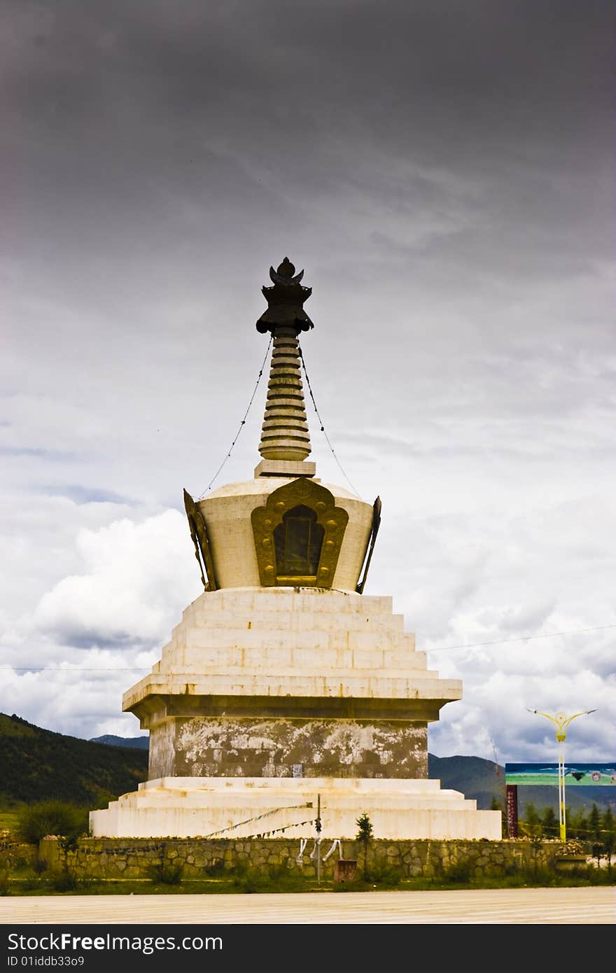 This is the pagoda of Tibetan Buddhism. This is the pagoda of Tibetan Buddhism