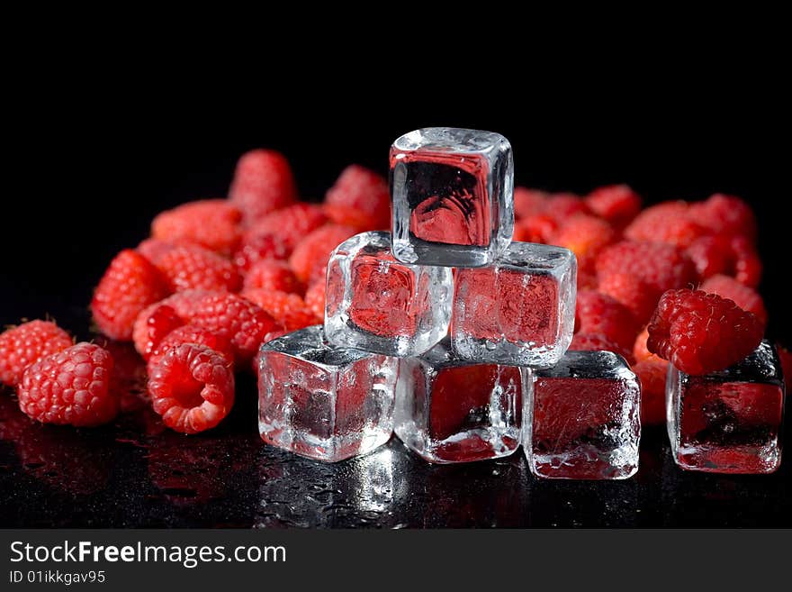 Ice cubes nad raspberries