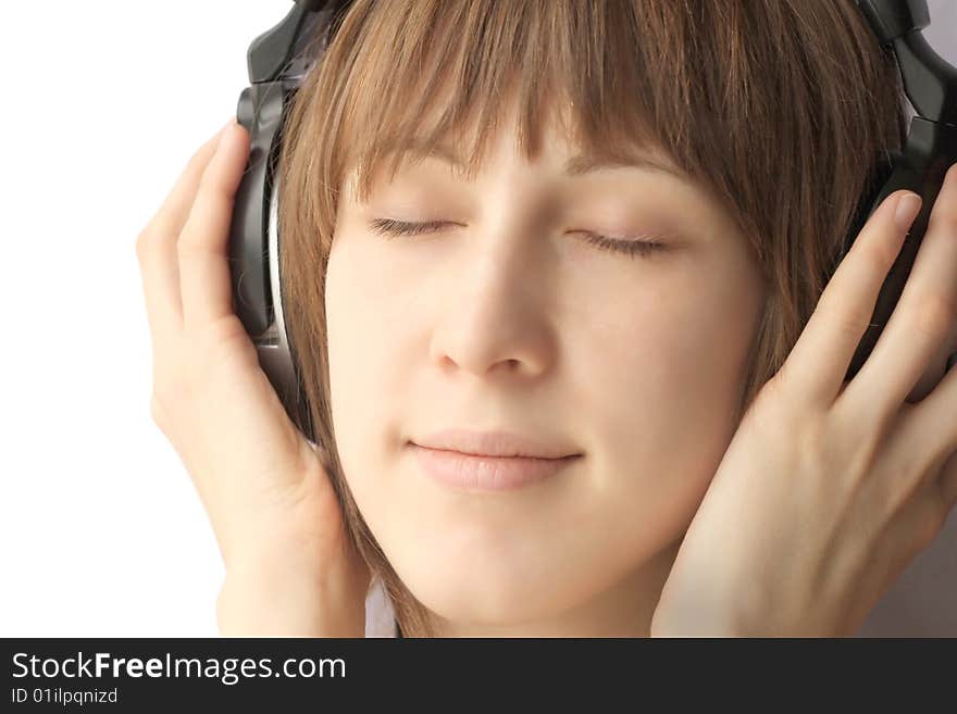 Young woman listenning a music