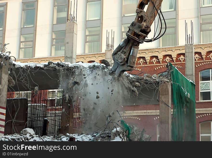 Heavy dredger demolishes building