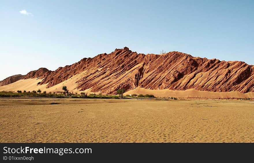 Rd mountain in Taklamakan desert. Taklamakan is known as one of the largest sandy deserts in the world, ranking 15th in size in a ranking of the world's largest non-polar deserts. Rd mountain in Taklamakan desert. Taklamakan is known as one of the largest sandy deserts in the world, ranking 15th in size in a ranking of the world's largest non-polar deserts.