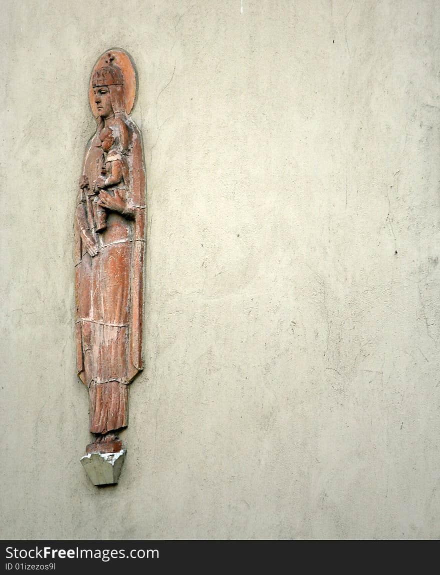 A Hungarian sculpture, which depicts Mary in a house wall.