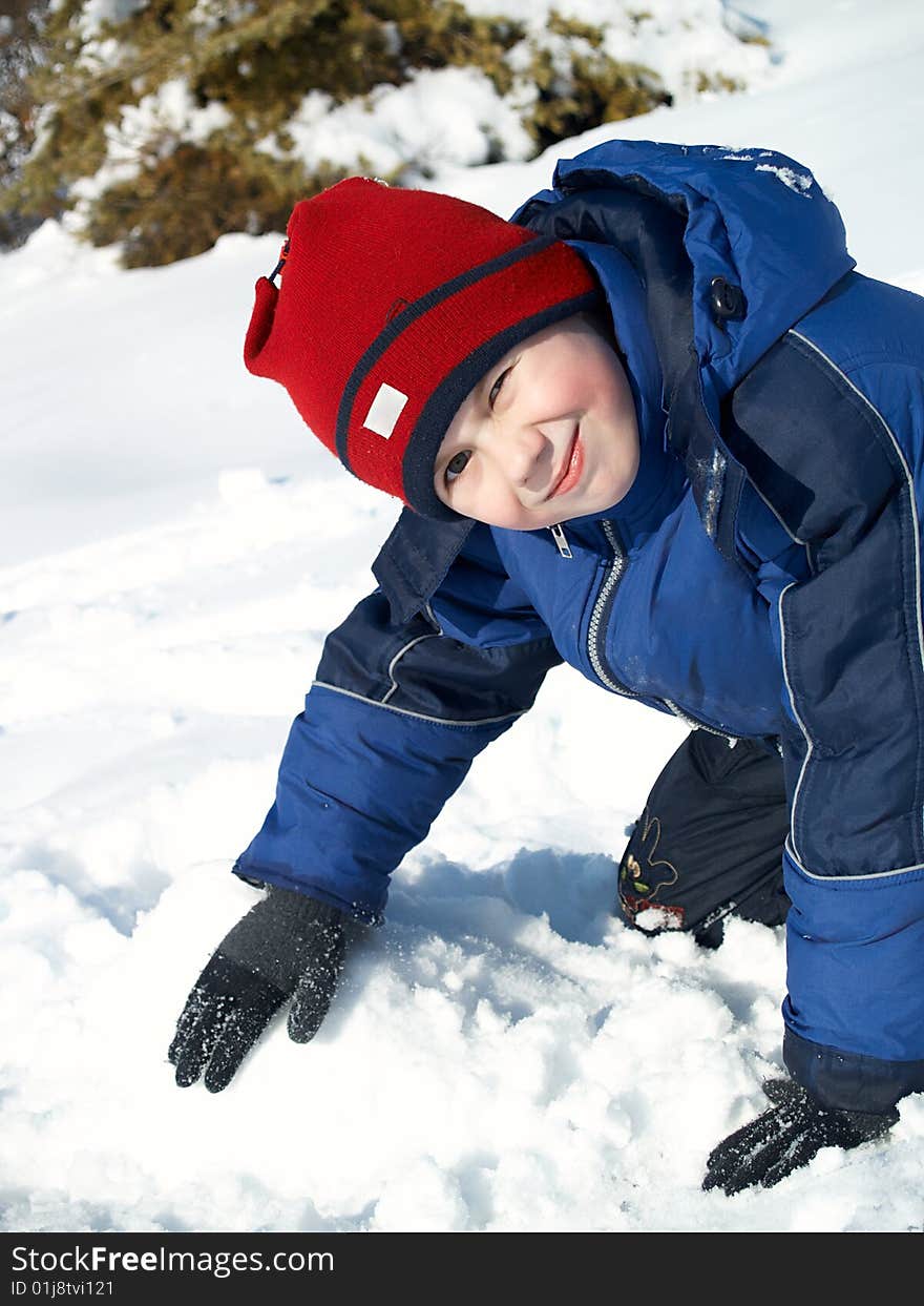 The child the boy plays in the winter in the street