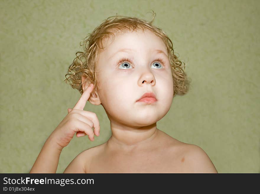 Surprised little girl, specifies a finger upwards