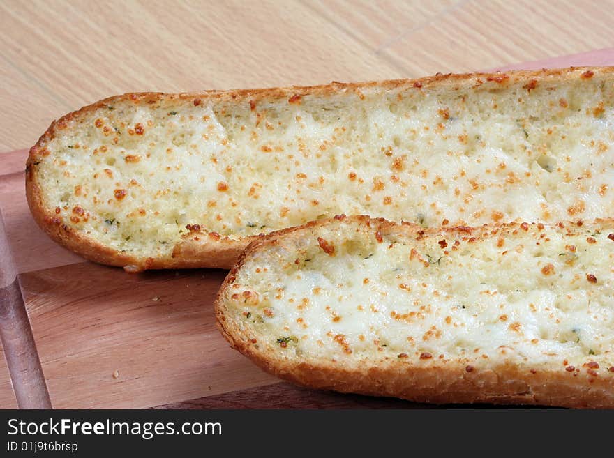 Garlic bread and tomatoes